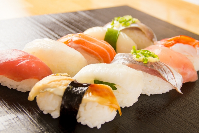握壽司(握り寿司；nigiri zushi)